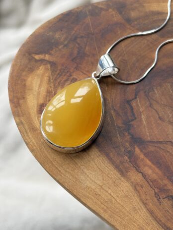 Wisior srebrny z bursztynem miodowym