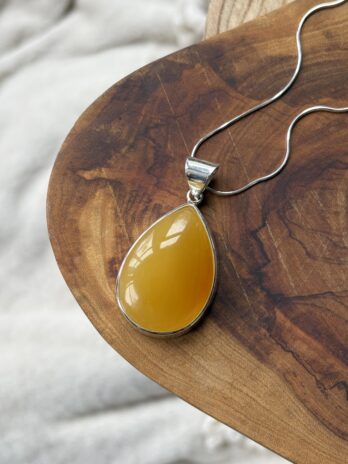 Wisior srebrny z bursztynem miodowym