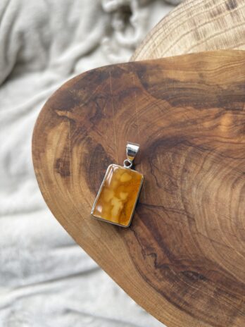 Wisior z bursztynem naturalnym