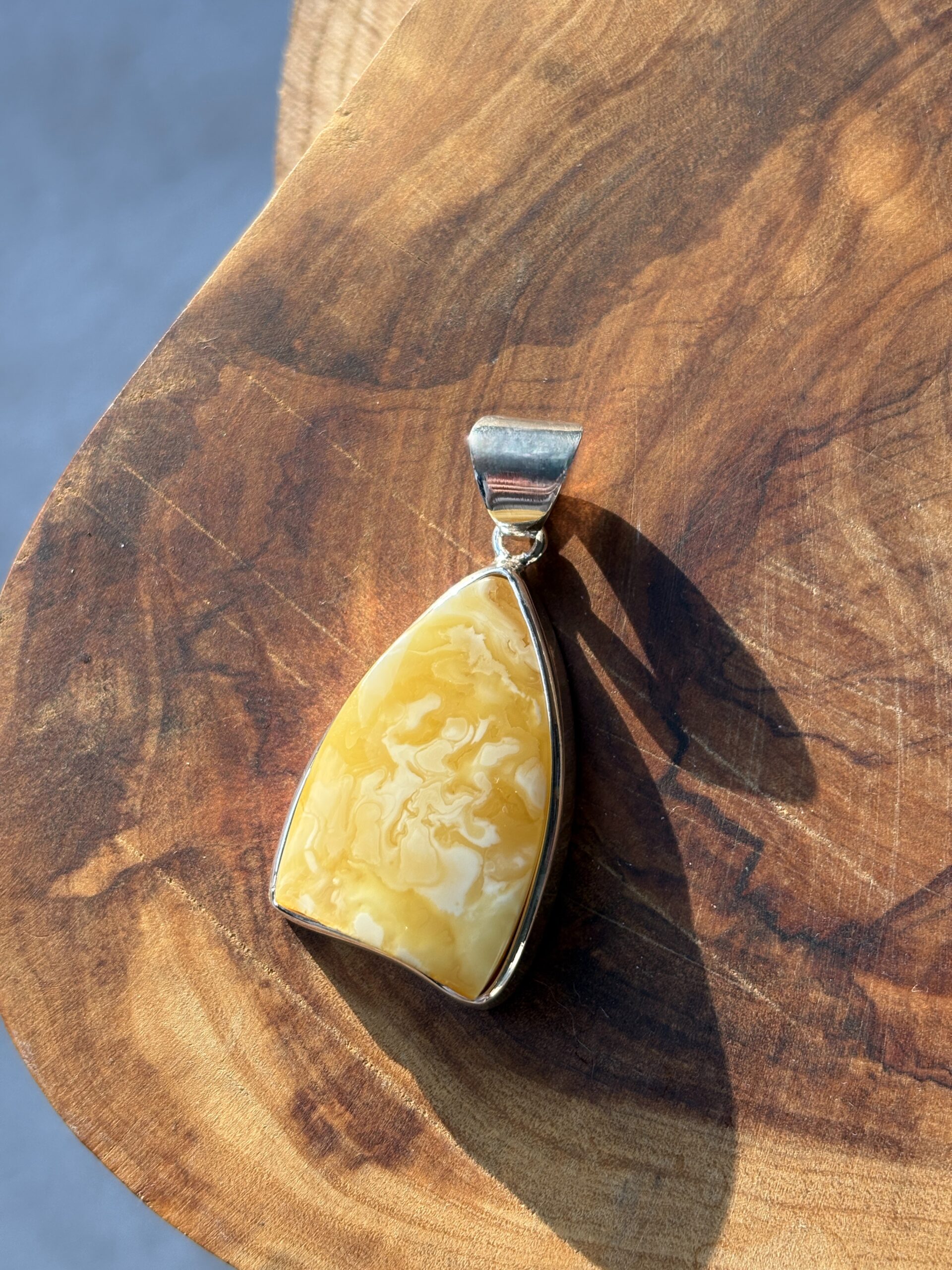 wisior z bursztynem mlecznym