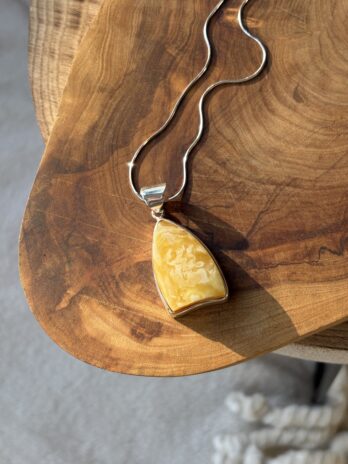 Wisior z bursztynem mlecznym