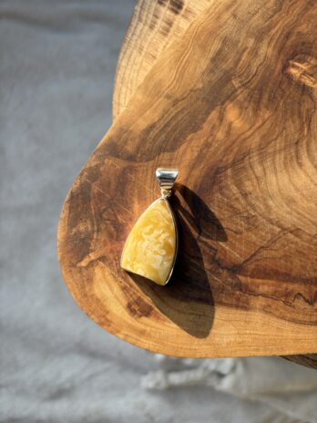 Wisior z bursztynem mlecznym