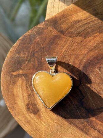 Wisior z bursztynem mlecznym