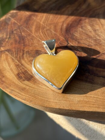 Wisior z bursztynem mlecznym