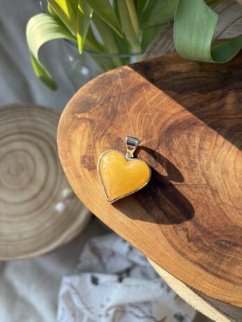 Wisior z bursztynem mlecznym