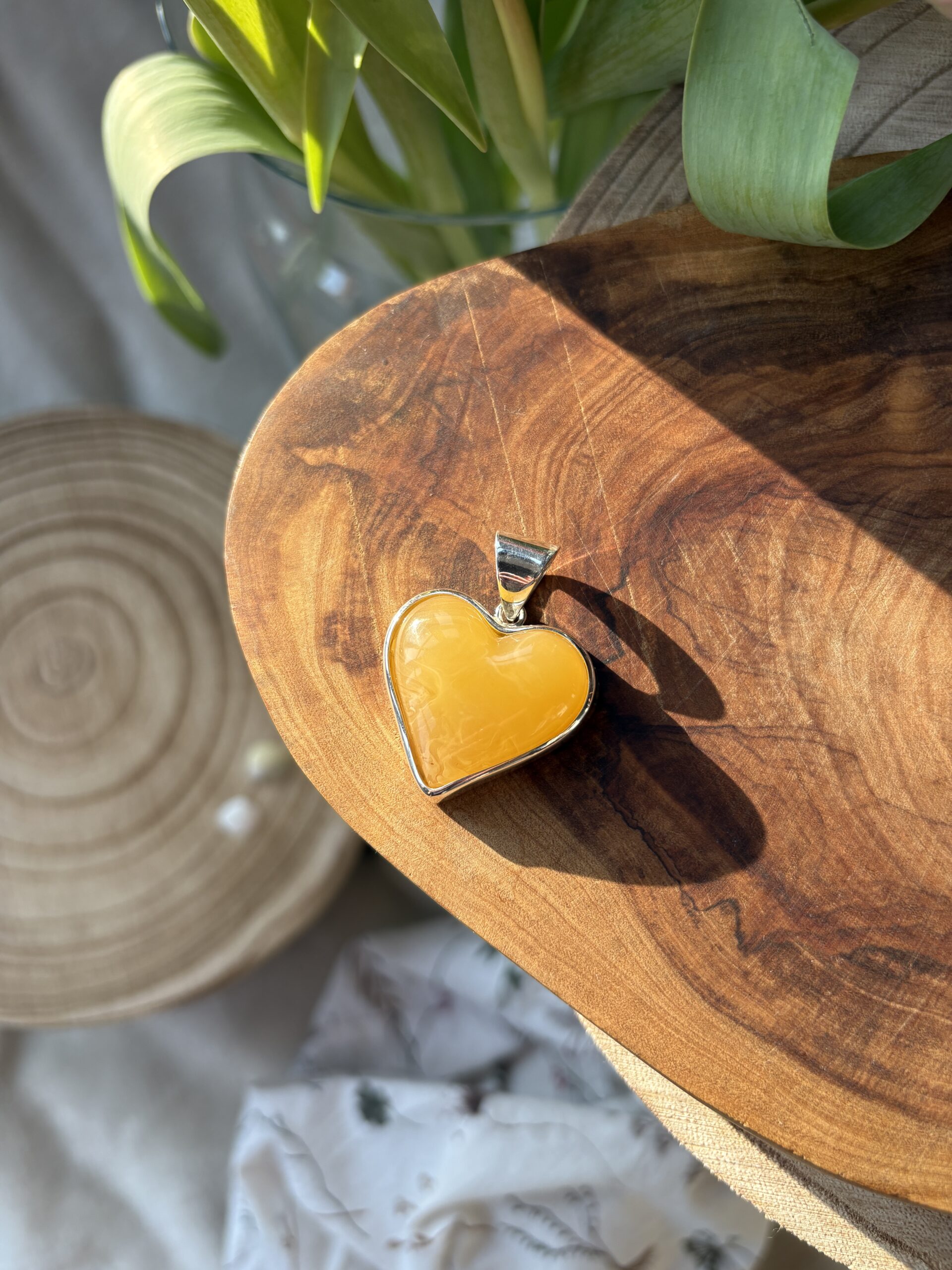 Wisior z bursztynem mlecznym