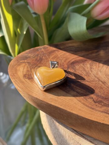 Wisior z bursztynem mlecznym