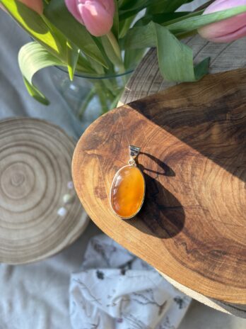 Wisior z bursztynem miodowym