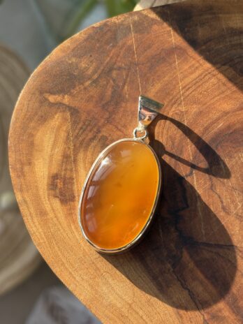 Wisior z bursztynem miodowym