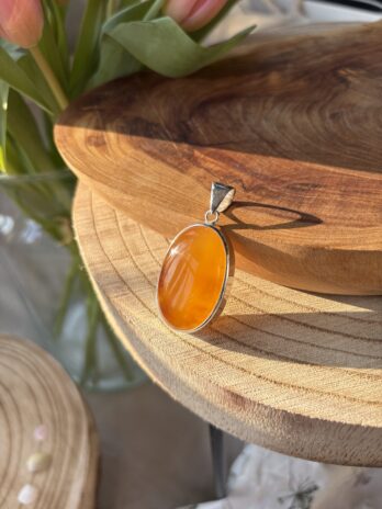 Wisior z bursztynem miodowym