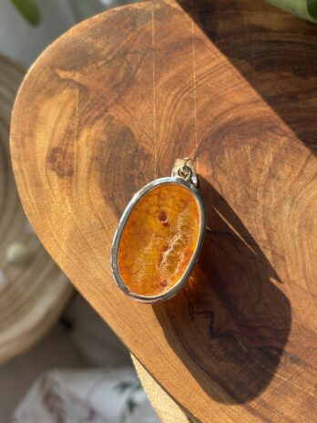 Wisior z bursztynem miodowym