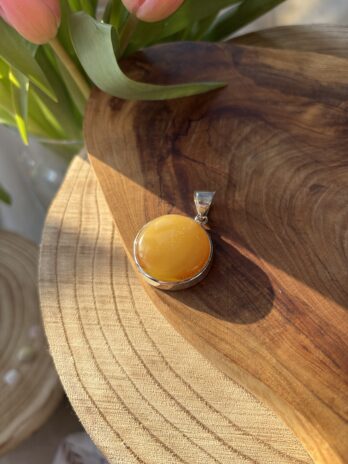 Wisior srebrny z bursztynem miodowym