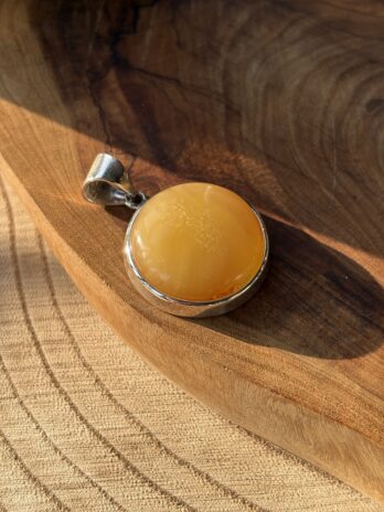 Wisior srebrny z bursztynem miodowym