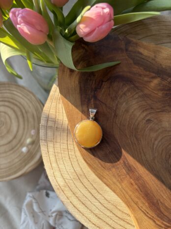 Wisior srebrny z bursztynem miodowym