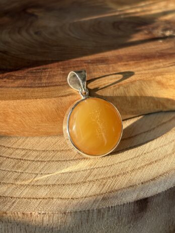 Wisior srebrny z bursztynem miodowym