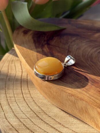 Wisior srebrny z bursztynem miodowym