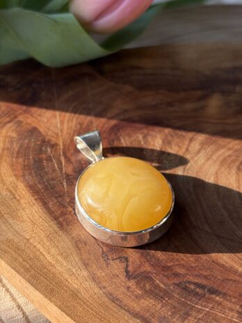 Wisior srebrny z bursztynem mlecznym