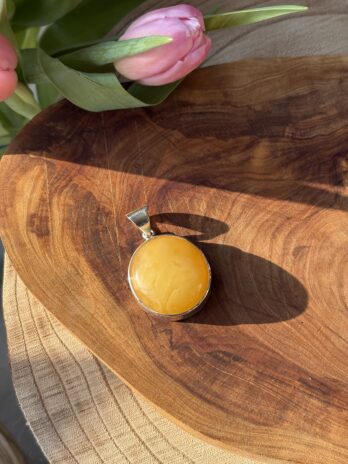 Wisior srebrny z bursztynem mlecznym