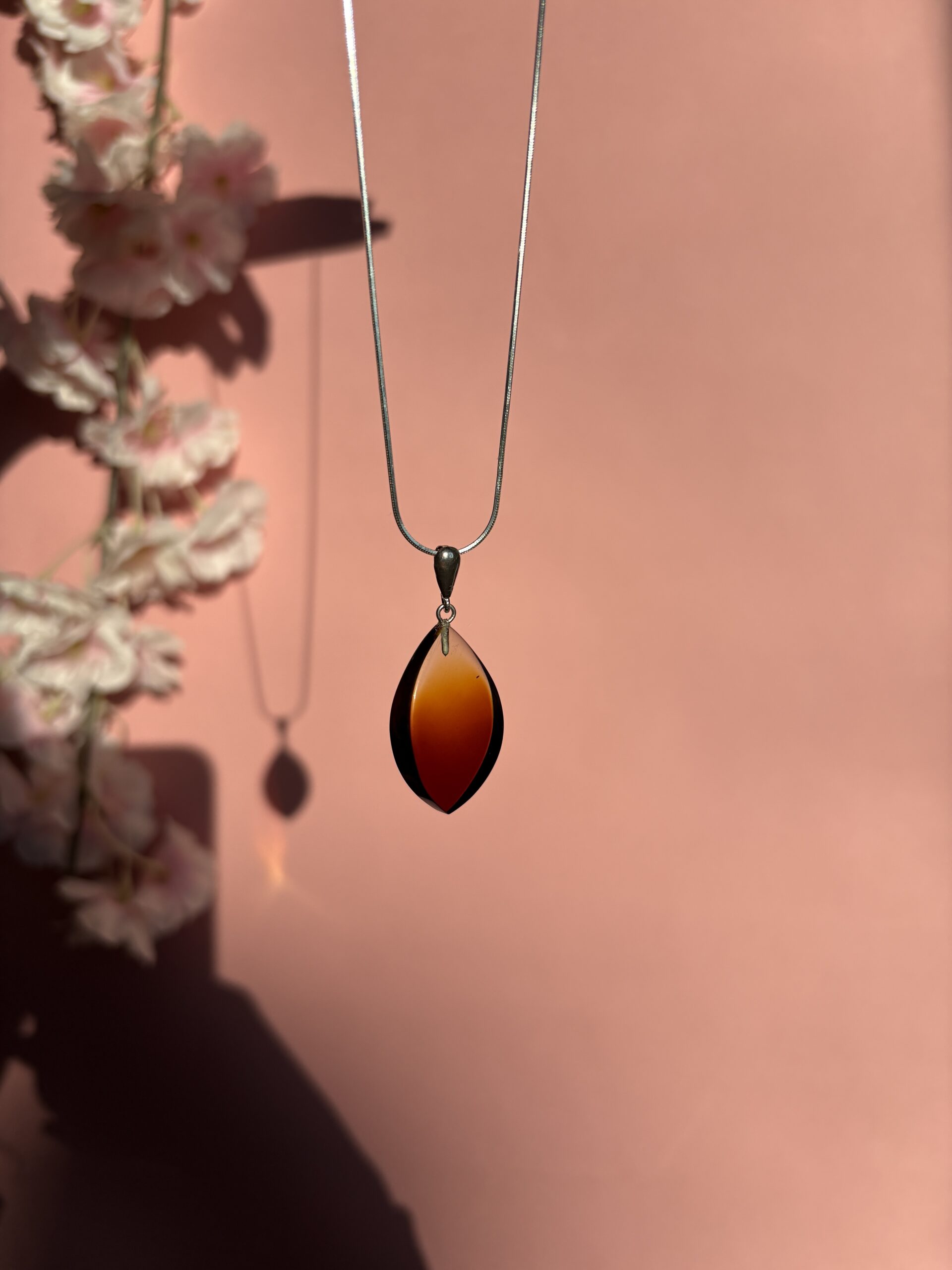 Wisiorek srebrny z bursztynem tęczowym