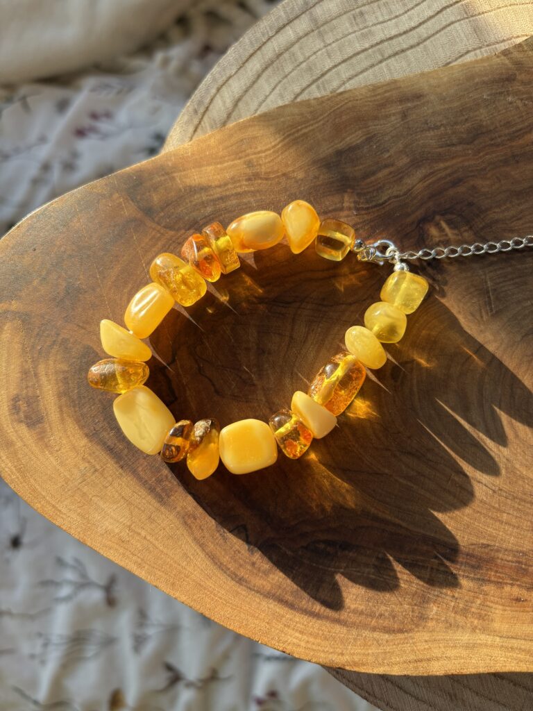Bransoletka na sznurku z bursztynem