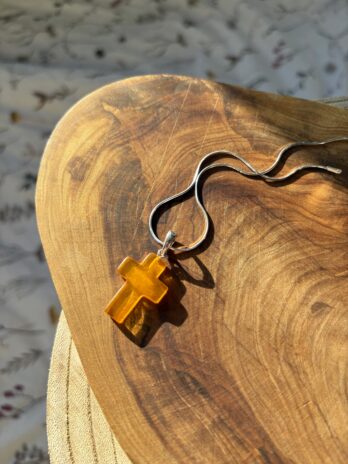 Srebrny krzyżyk z naturalnym bursztynem bałtyckim