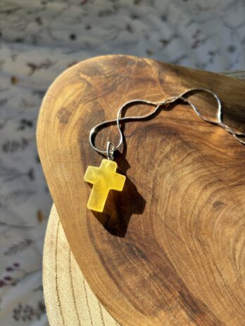 Srebrny krzyżyk z naturalnym bursztynem bałtyckim