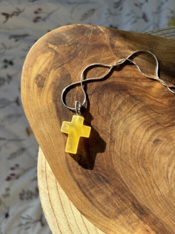 Srebrny krzyżyk z naturalnym bursztynem bałtyckim