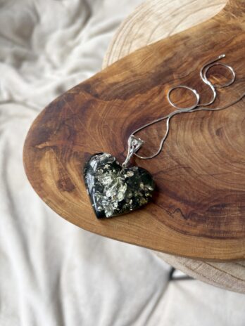 Wisior srebrny z bursztynem zielonym serce duże