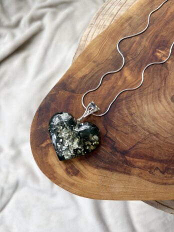 Wisior srebrny z bursztynem zielonym serce duże