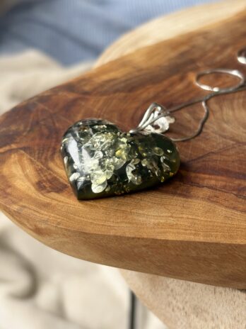 Wisior srebrny z bursztynem zielonym serce duże