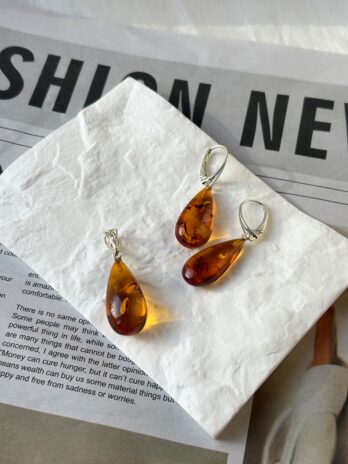 Komplet biżuterii srebrnej z bursztynem