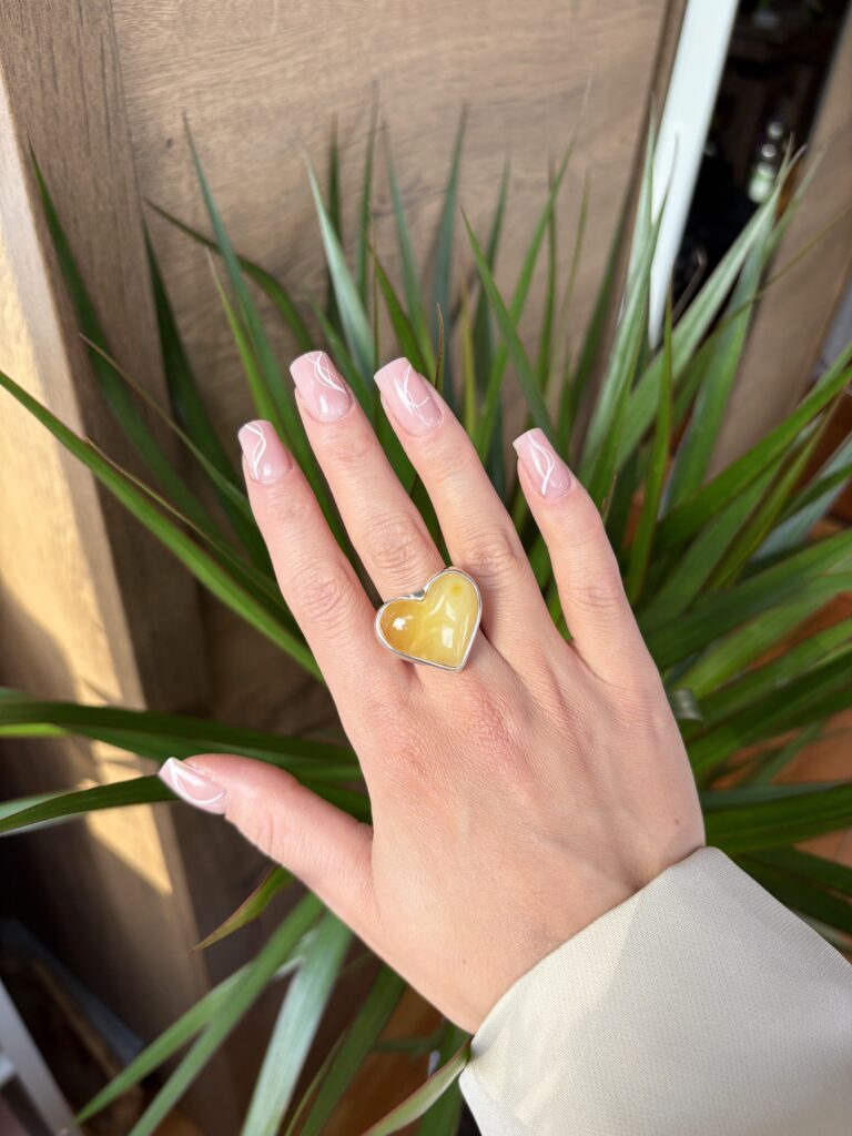 Bransoletka na sznurku z bursztynem