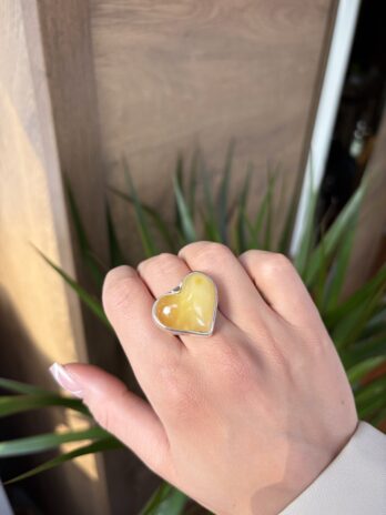 Pierścionek Serce z bursztynem naturalnym