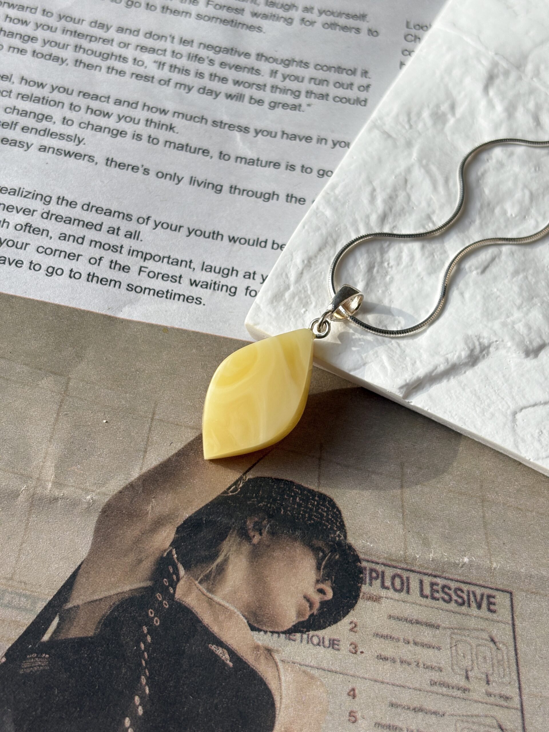 Wisiorek srebrny z bursztynem mlecznym