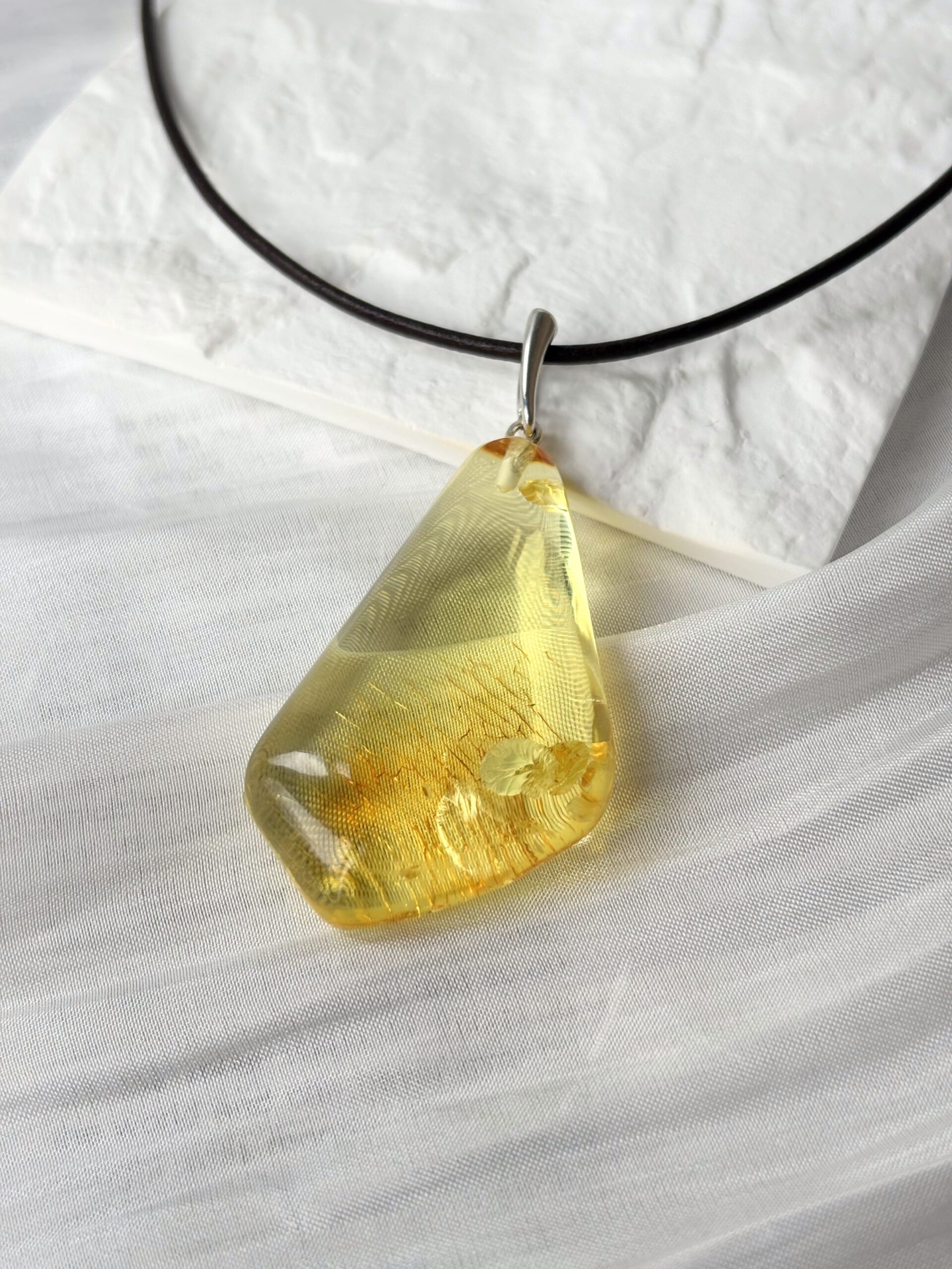 Wisiorek z bursztynu naturalnego