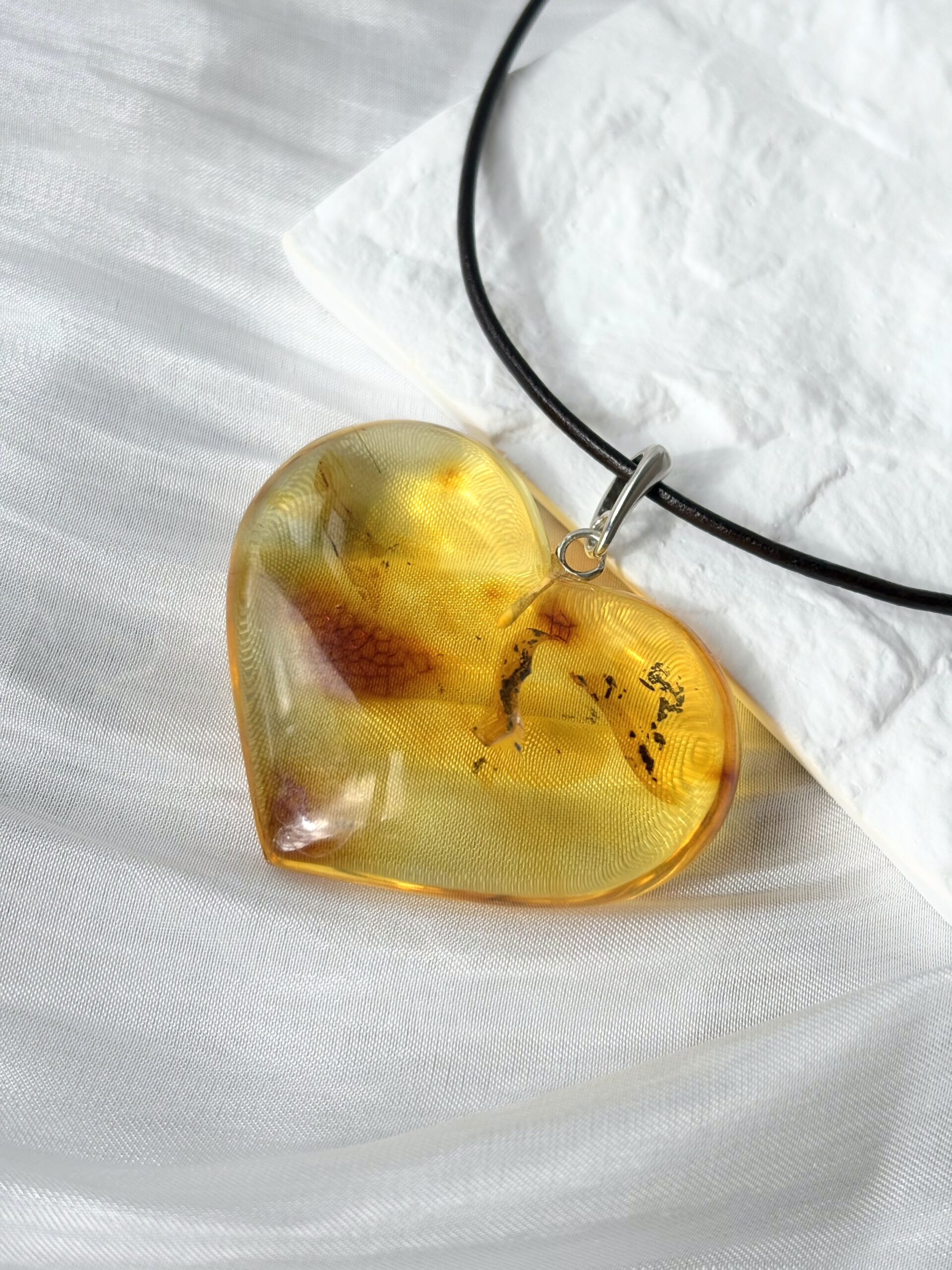 Wisiorek z bursztynu naturalnego