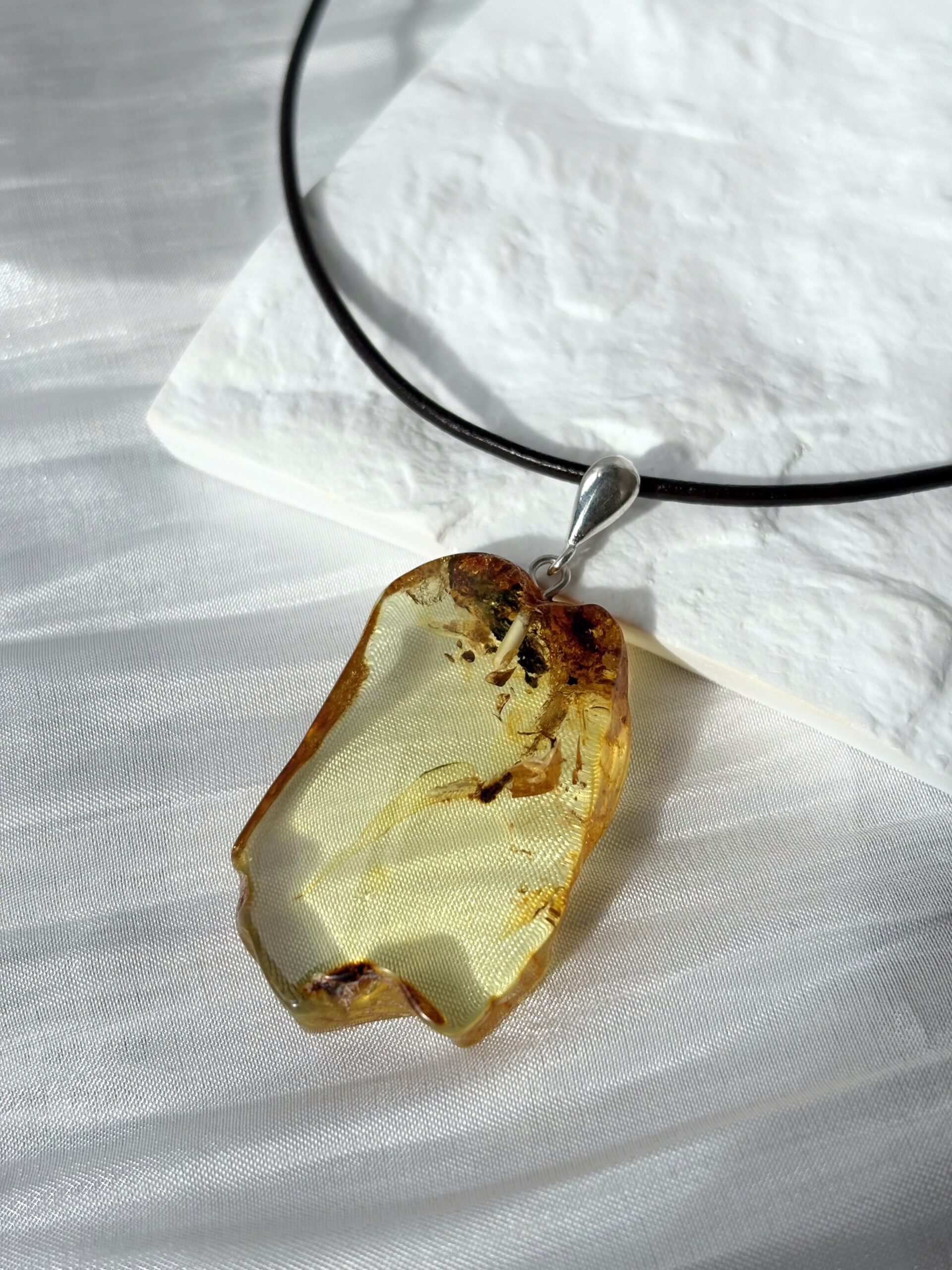 Wisiorek z bursztynu naturalnego