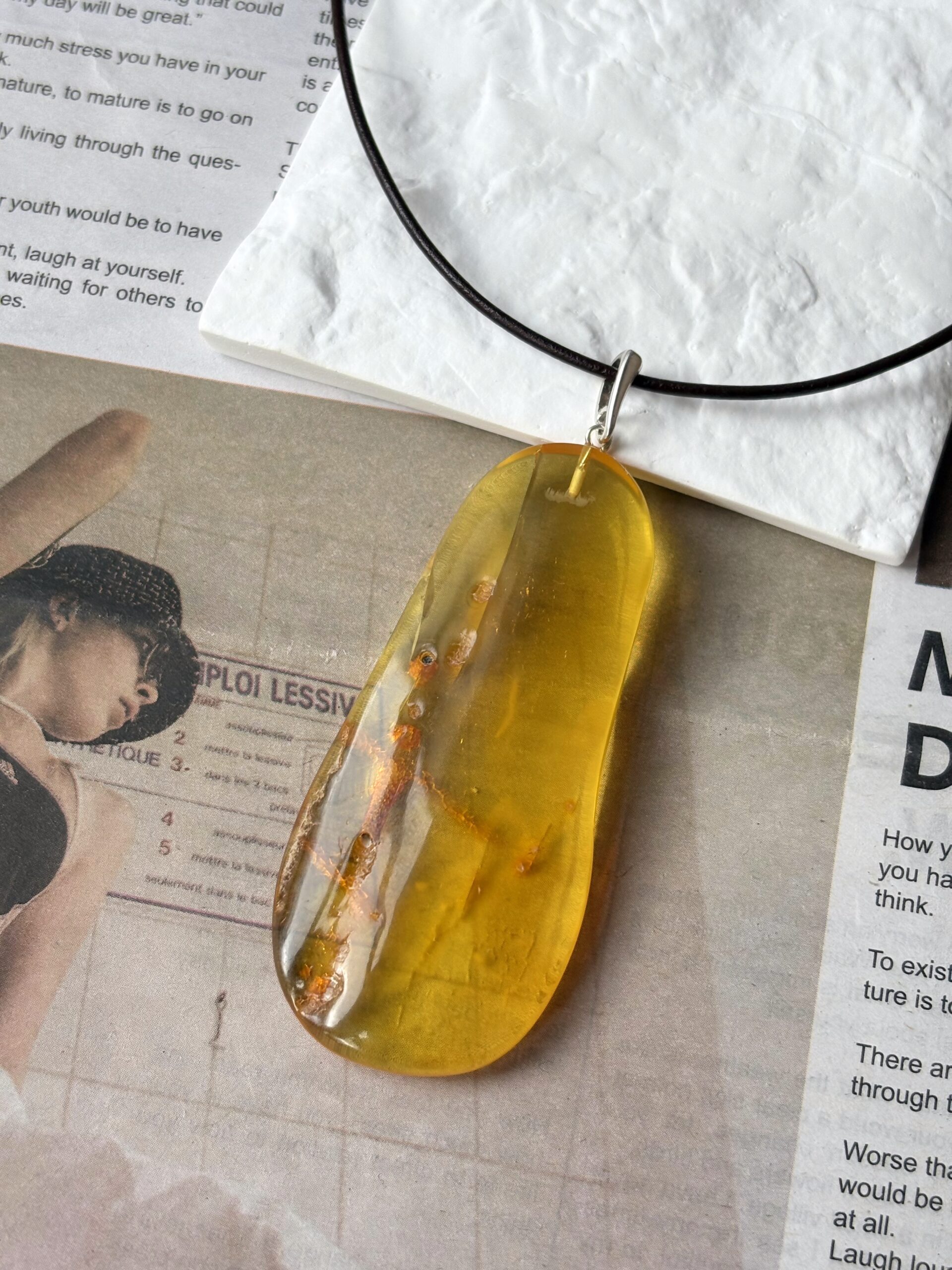 Wisiorek z bursztynu naturalnego