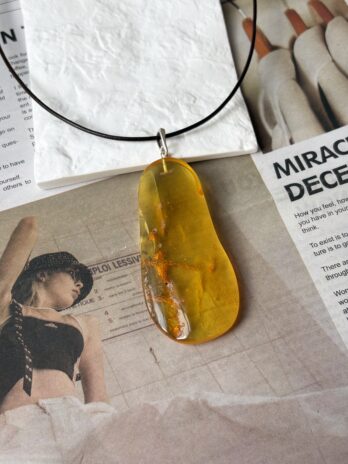 Wisiorek z bursztynu naturalnego