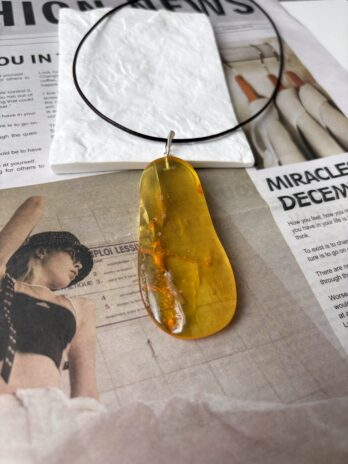 Wisiorek z bursztynu naturalnego