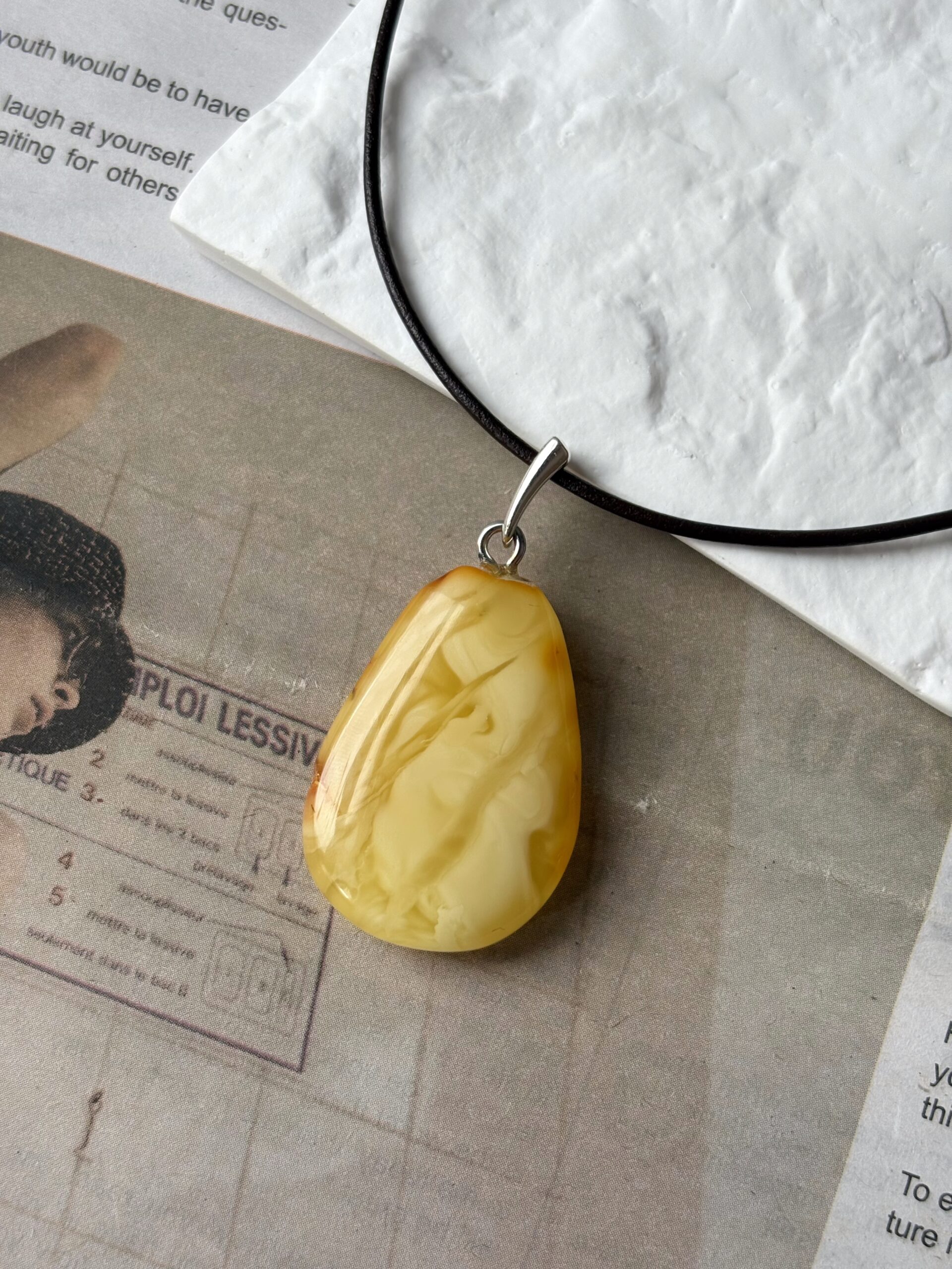 wisiorek z bursztynu mlecznego