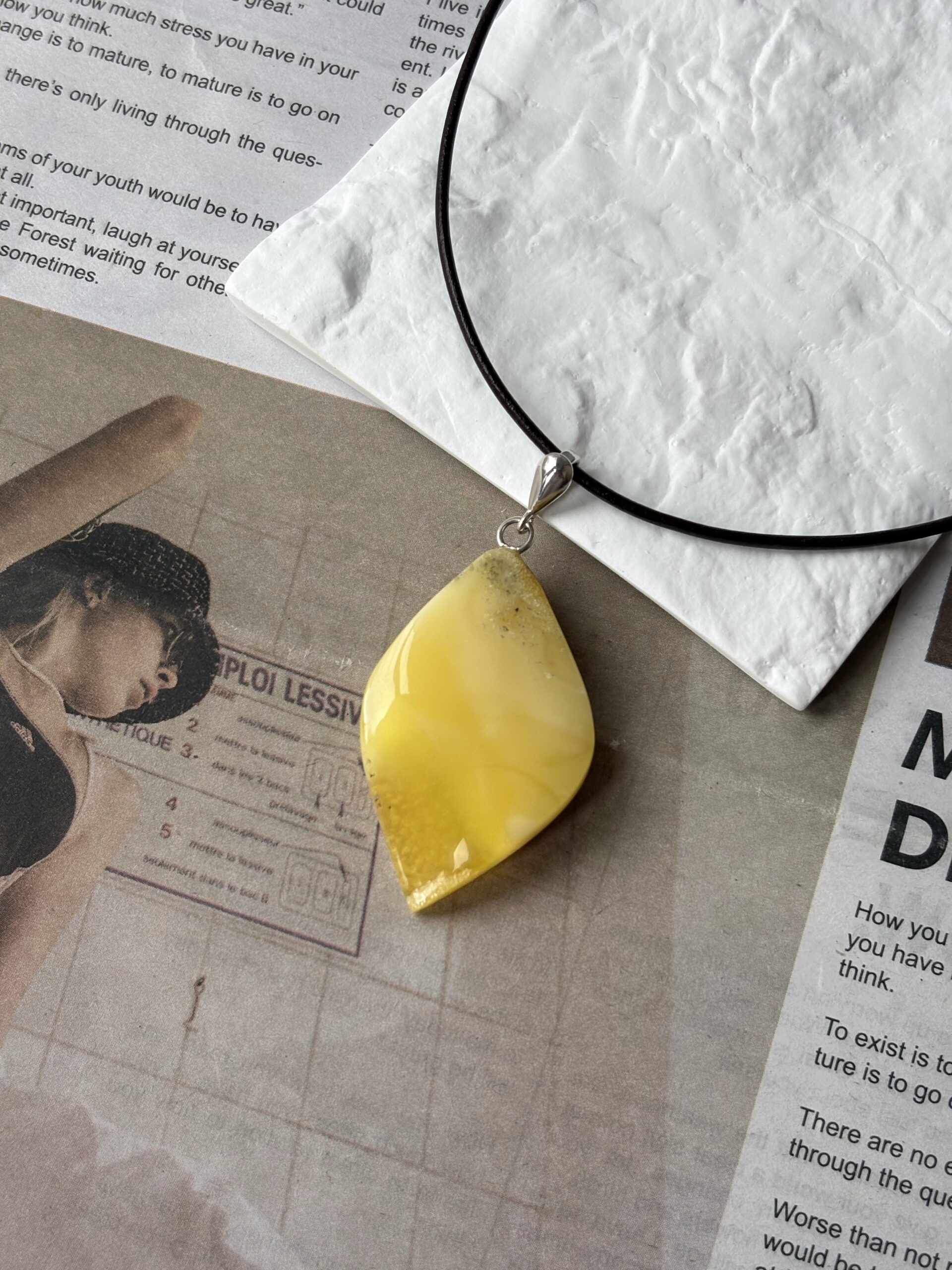 Wisiorek srebrny z bursztynem mlecznym