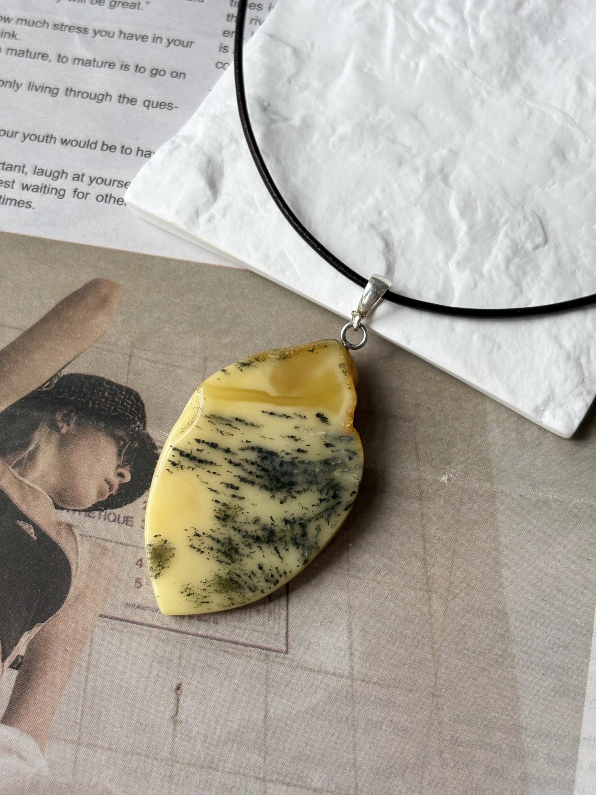 Wisiorek z bursztynu naturalnego