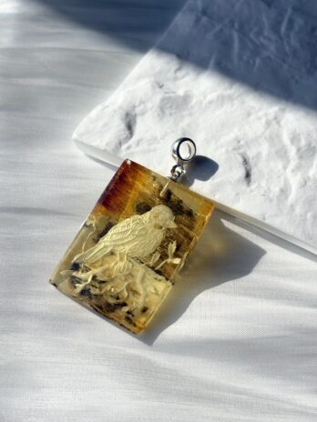 Wisiorek srebrny z bursztynem grawerowanym