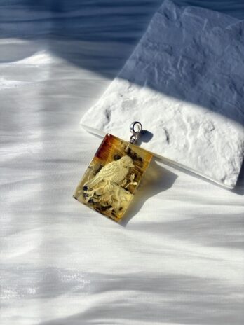 Wisiorek srebrny z bursztynem grawerowanym