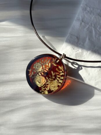 Wisiorek srebrny z bursztynem grawerowanym