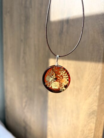 Wisiorek srebrny z bursztynem grawerowanym