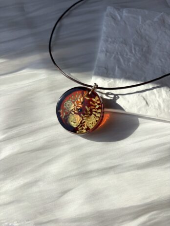 Wisiorek srebrny z bursztynem grawerowanym