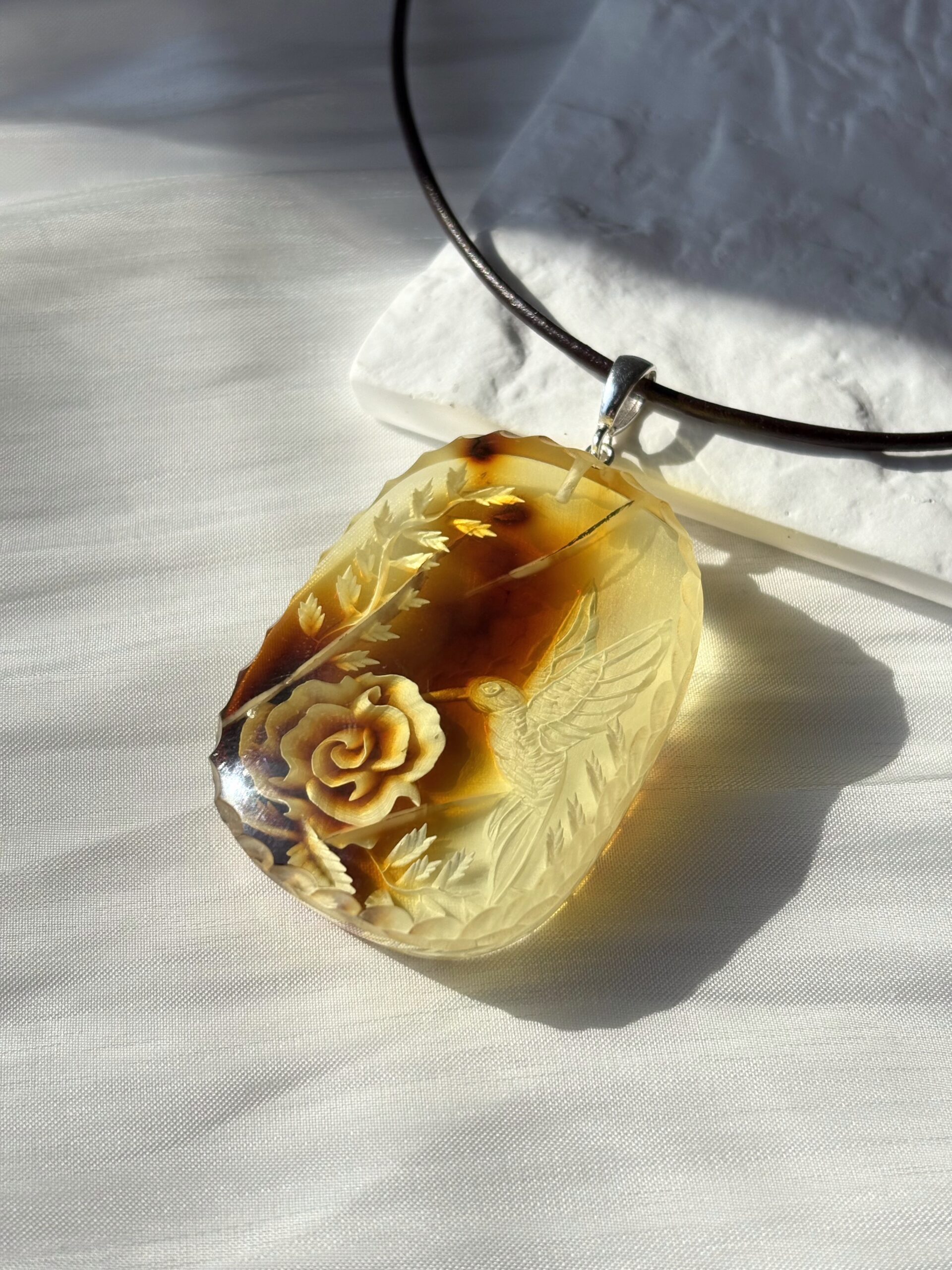 Wisiorek z bursztynem grawerowanym