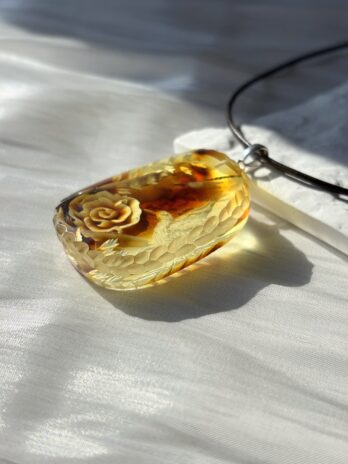 Wisiorek z bursztynem grawerowanym – koliber